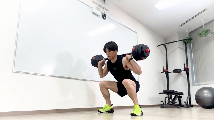 バーベルスクワットのやり方 膝がつま先より前に出ないようにして、お尻をまっすぐ下げる