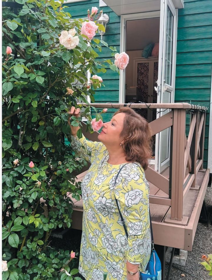 庭に咲くバラの中には、勝野さんから贈られた苗から育てたものも。「つぼみが開くさまを見ていると、キルトのアイデアが浮かびます」