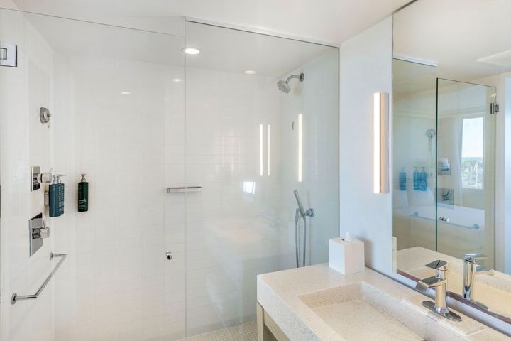 シャワーブースのみのバスルーム／ザ・モダン・ヒルトン・バケーションクラブ 