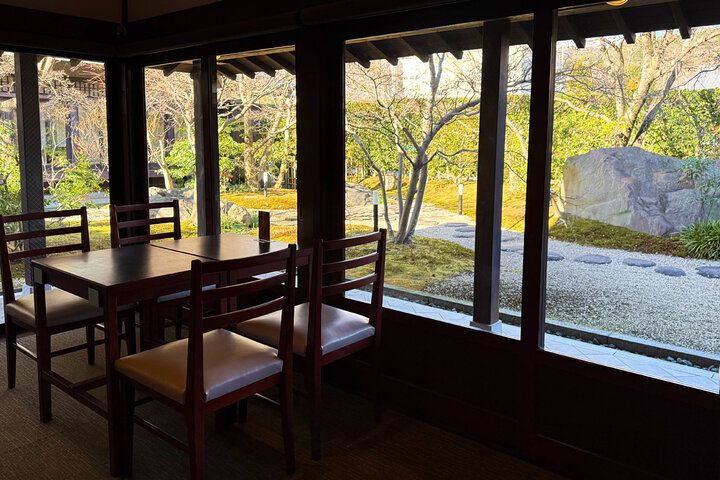 美しい庭園を眺めて、ゆるり名水おやつを。20年の時をかけて築いた明治の文化財でひと休み「名水甘味 且座」