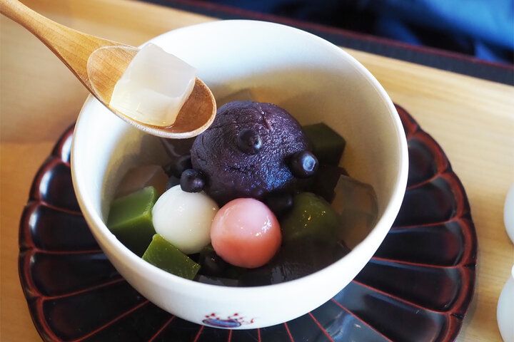 美しい庭園を眺めて、ゆるり名水おやつを。20年の時をかけて築いた明治の文化財でひと休み「名水甘味 且座」