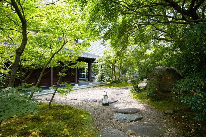 美しい庭園を眺めて、ゆるり名水おやつを。20年の時をかけて築いた明治の文化財でひと休み「名水甘味 且座」