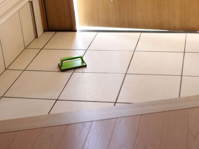 玄関タイルの掃除、面倒じゃない？あっという間にピカピカになりますよ！