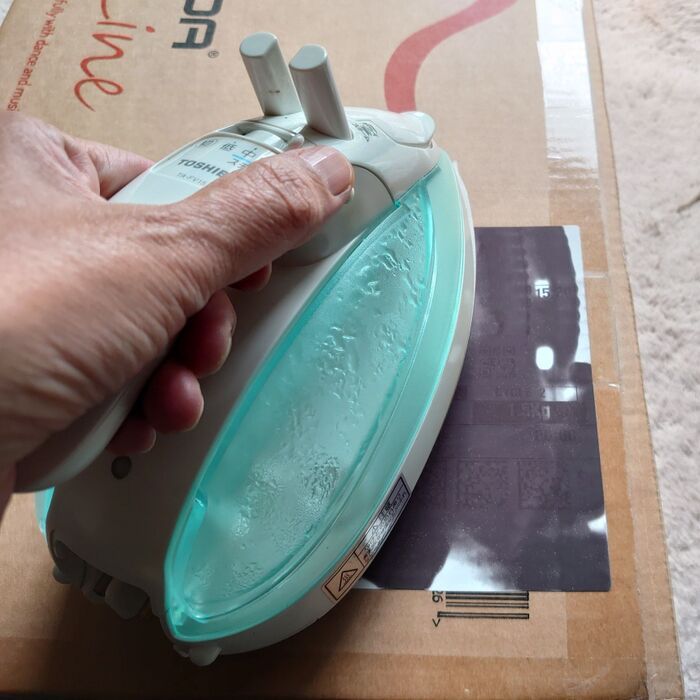 アイロンを軽く乗せると 浮かせた状態でOK