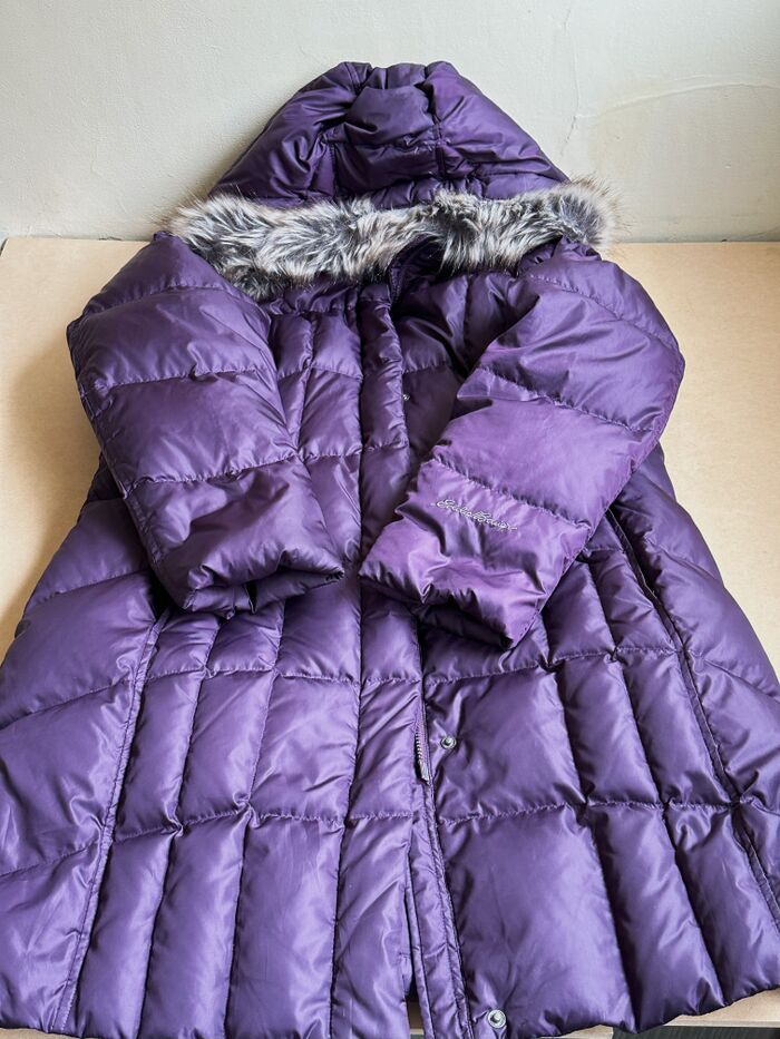 【ダウンジャケットを小さくたたむ方法】クッション代わりにもなる！旅行や帰省時に大活躍まちがいなし♪