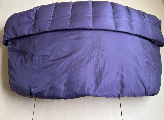 【ダウンジャケットを小さくたたむ方法】クッション代わりにもなる！旅行や帰省時に大活躍まちがいなし♪