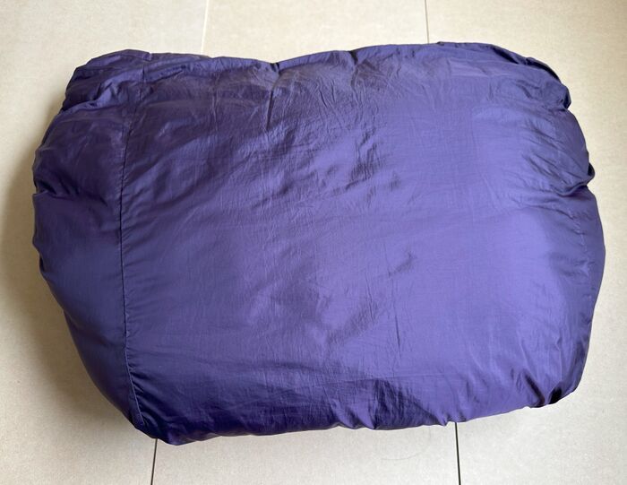 【ダウンジャケットを小さくたたむ方法】クッション代わりにもなる！旅行や帰省時に大活躍まちがいなし♪