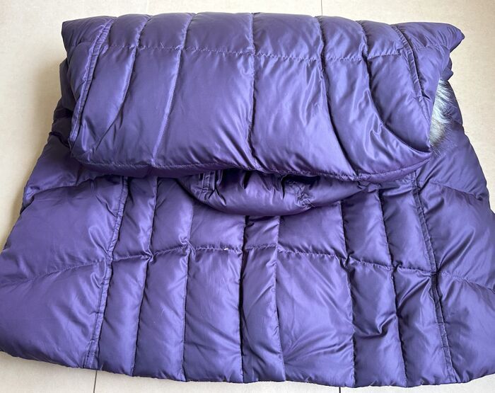 【ダウンジャケットを小さくたたむ方法】クッション代わりにもなる！旅行や帰省時に大活躍まちがいなし♪