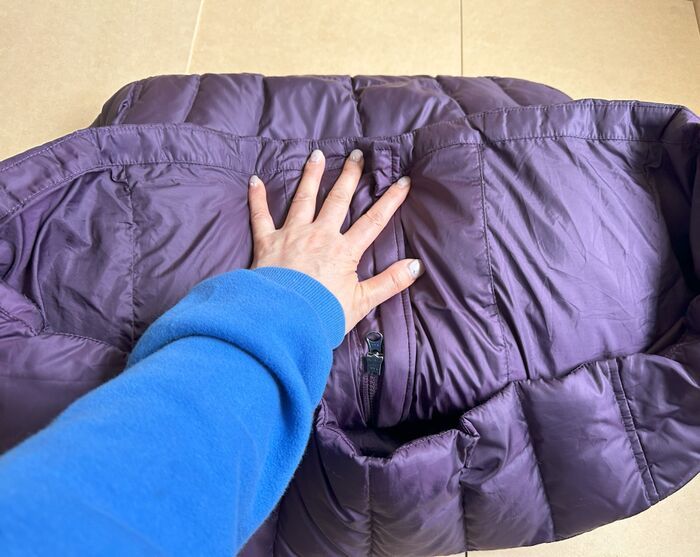 【ダウンジャケットを小さくたたむ方法】クッション代わりにもなる！旅行や帰省時に大活躍まちがいなし♪