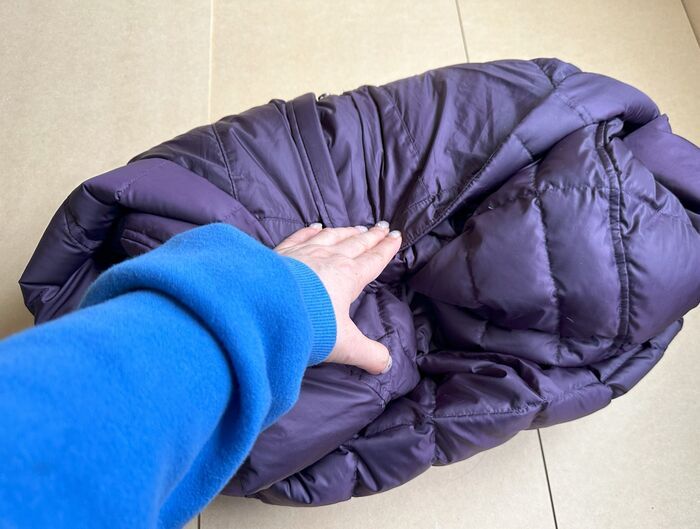 【ダウンジャケットを小さくたたむ方法】クッション代わりにもなる！旅行や帰省時に大活躍まちがいなし♪