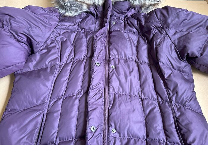 【ダウンジャケットを小さくたたむ方法】クッション代わりにもなる！旅行や帰省時に大活躍まちがいなし♪