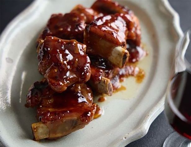 熱々の状態でかぶりつくのがベスト！ （C）髭バル（中村 孔介） ／KADOKAWA