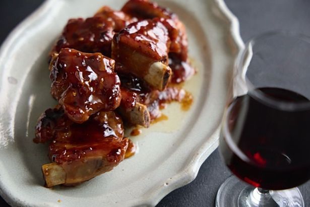 髭バル流スペアリブ。オリジナルソースがたまらない！ （C）髭バル（中村 孔介） ／KADOKAWA