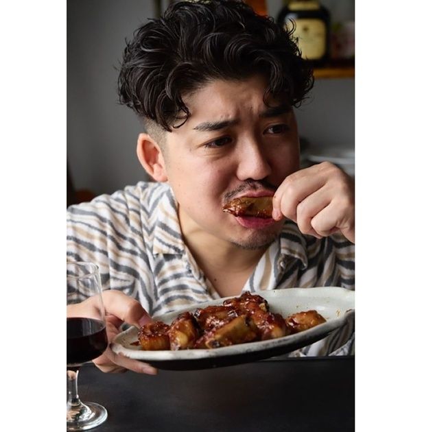 手づかみでかぶりつくのがマナー！ （C）髭バル（中村 孔介） ／KADOKAWA