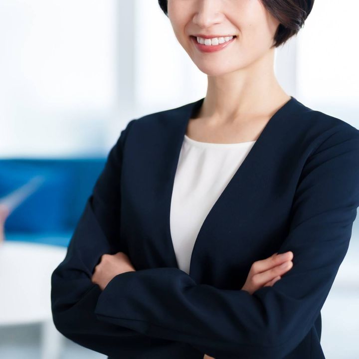 腕組みをする人