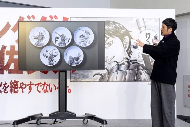 有⽥焼特有の⽩磁と『キングダム』のキャラクターが融合したコラボレーション作品を紹介する井上祐希さん (C)原泰久／集英社