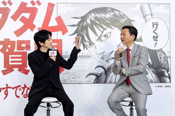 「キングダム読破堤」について盛り上がるシーンも (C)原泰久／集英社