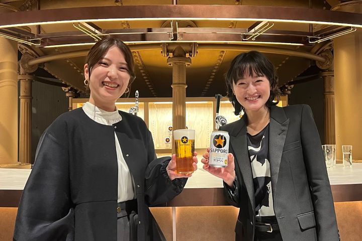 サッポロビール黒ラベルの開発を担当した勝又郁実さん（左）と、黒ラベルブランドマネージャーの黒柳真莉子さん（右）