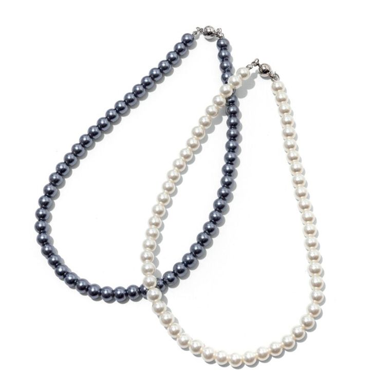 【弔事のアクセサリー】首もとに沿う一連 タイプが理想的。各2200円（カレット／（株）TRYVISION）