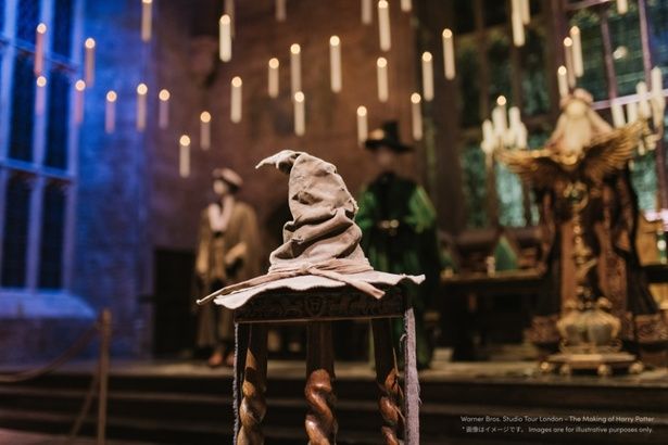 【写真を見る】大広間の教壇にあの組分け帽子が！ All characters and elements [c] & ™ Warner Bros. Entertainment Inc. WBSHIELD: [c] & ™ WBEI. Publishing Rights [c] JKR.