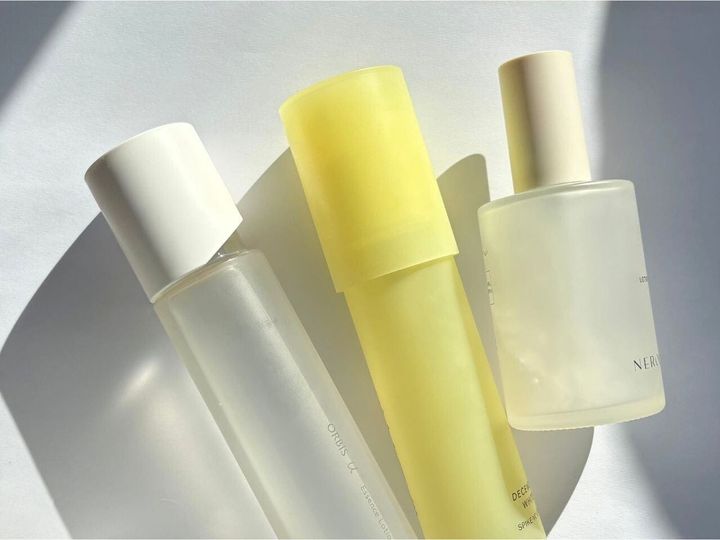 化粧水は手でなじませるべきか、コットンを使うべきか。スキンケアでよくある疑問ですが、肌状態や化粧水の質感によって適した方法は異なります。各塗り方の特徴と注意点、実践的な使い分けの考え方を専門家の視点で解説します。