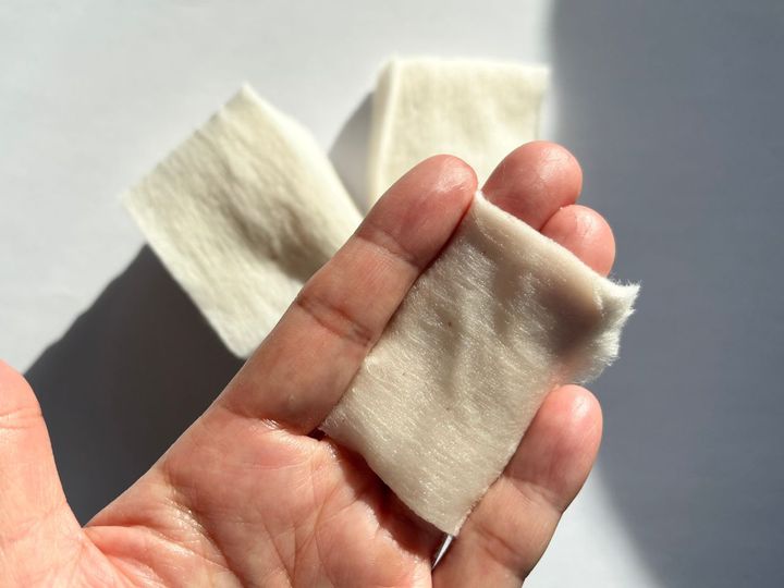 コットンを使う場合は、たっぷり化粧水を含ませる