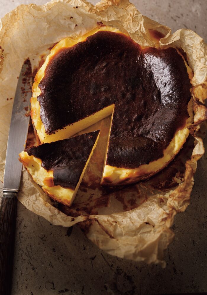 シフォン型で焼くと美味しい！とろける「バスクチーズケーキ」の作り方。材料を順番にまぜていくだけなのに、絶品ですよ♪