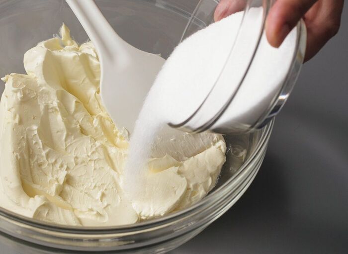 シフォン型で焼くと美味しい！とろける「バスクチーズケーキ」の作り方。材料を順番にまぜていくだけなのに、絶品ですよ♪