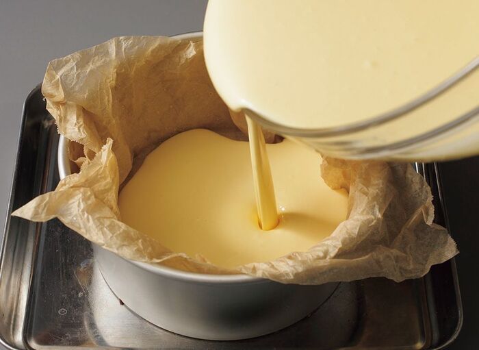 シフォン型で焼くと美味しい！とろける「バスクチーズケーキ」の作り方。材料を順番にまぜていくだけなのに、絶品ですよ♪
