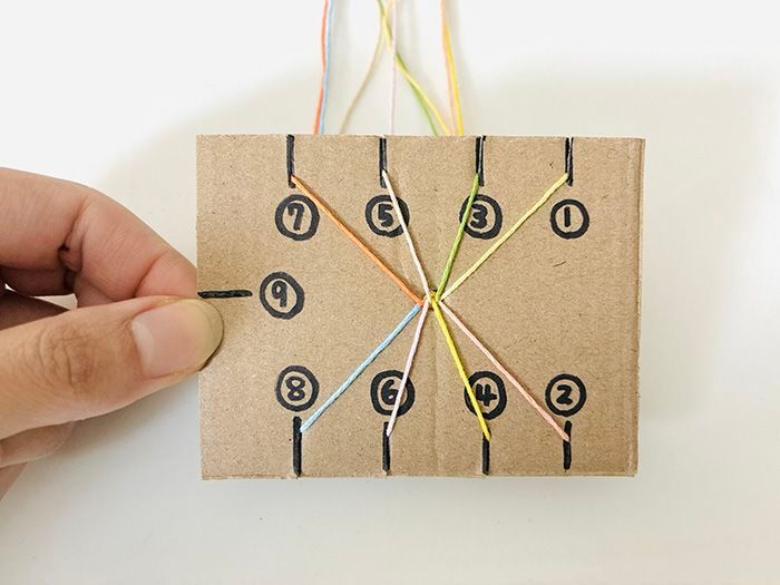 段ボールの端っこで『ミサンガ織り機』ができちゃった♡サクサク作れて楽しい～！