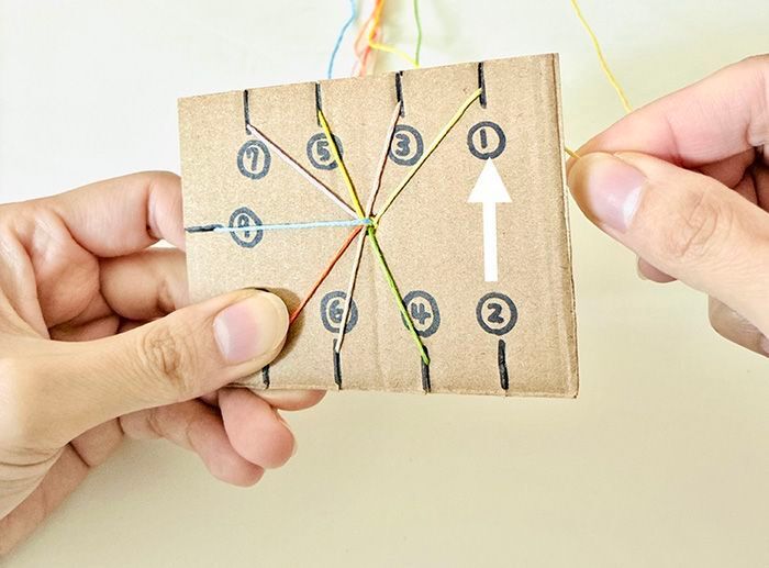 段ボールの端っこで『ミサンガ織り機』ができちゃった♡サクサク作れて楽しい～！