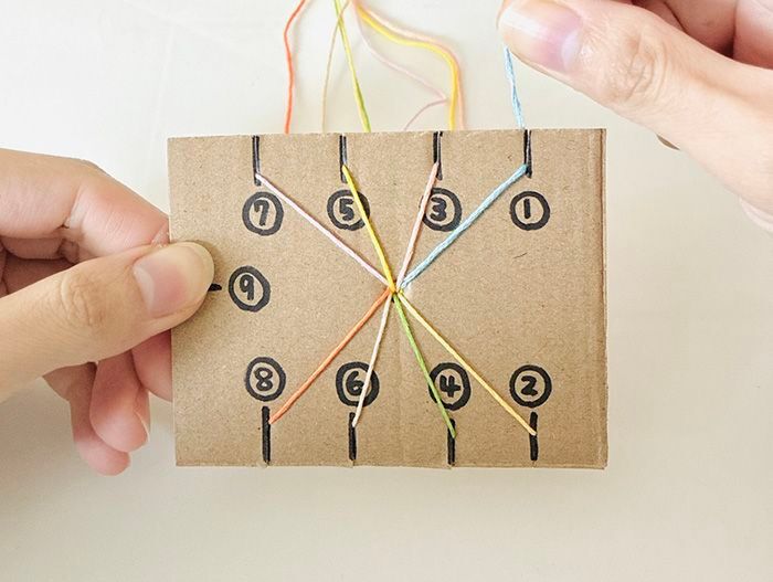 段ボールの端っこで『ミサンガ織り機』ができちゃった♡サクサク作れて楽しい～！