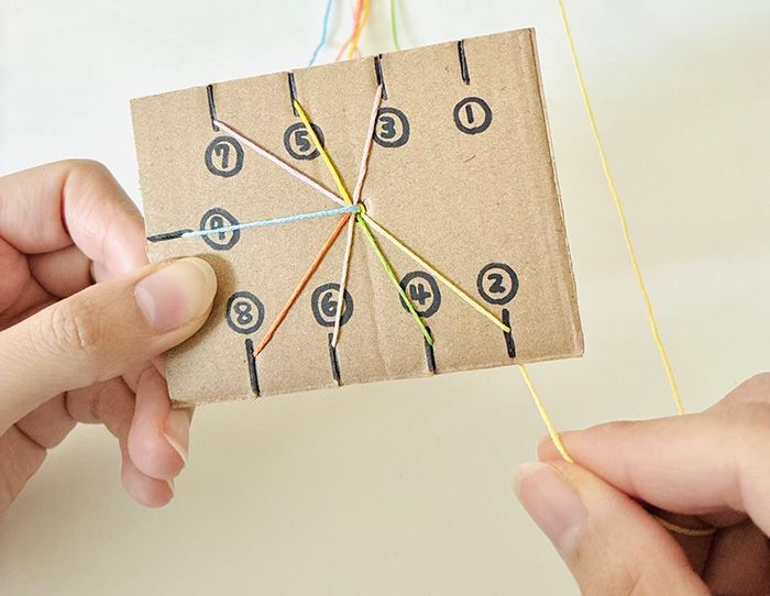 段ボールの端っこで『ミサンガ織り機』ができちゃった♡サクサク作れて楽しい～！