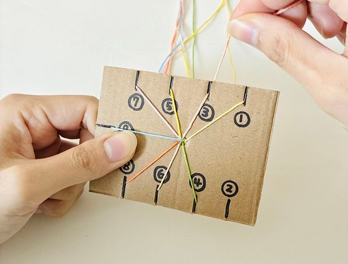 段ボールの端っこで『ミサンガ織り機』ができちゃった♡サクサク作れて楽しい～！