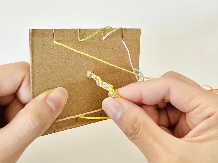 段ボールの端っこで『ミサンガ織り機』ができちゃった♡サクサク作れて楽しい～！