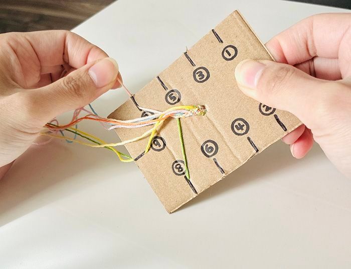 段ボールの端っこで『ミサンガ織り機』ができちゃった♡サクサク作れて楽しい～！