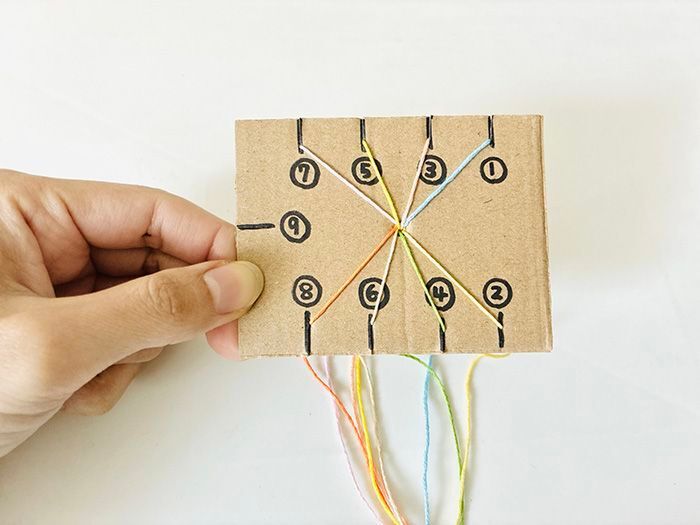 段ボールの端っこで『ミサンガ織り機』ができちゃった♡サクサク作れて楽しい～！