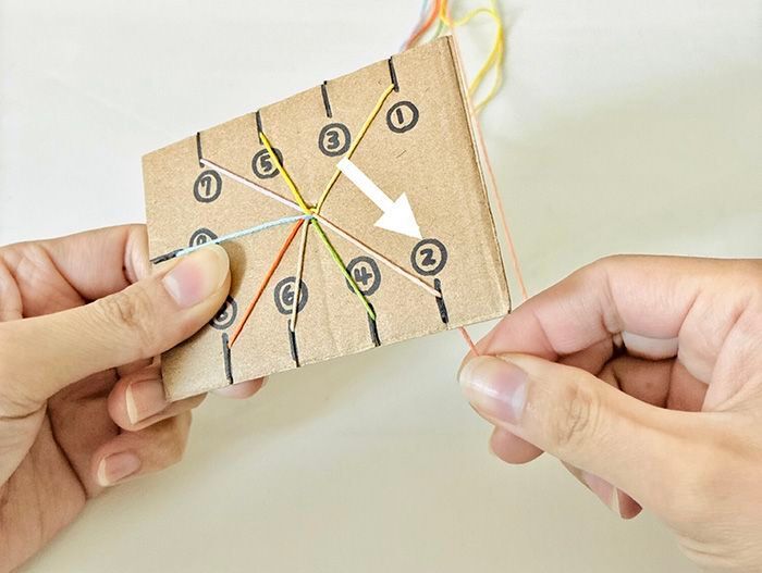 段ボールの端っこで『ミサンガ織り機』ができちゃった♡サクサク作れて楽しい～！