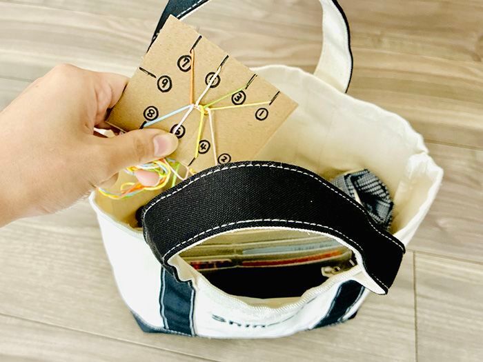 段ボールの端っこで『ミサンガ織り機』ができちゃった♡サクサク作れて楽しい～！