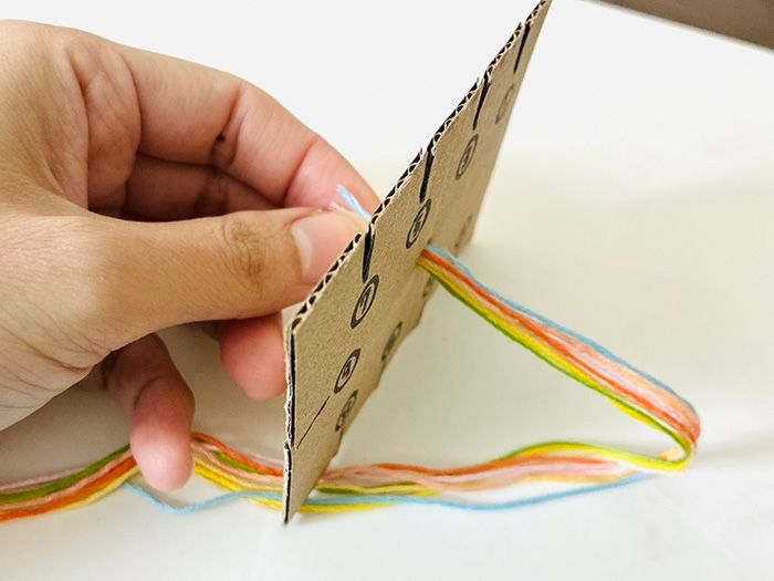 段ボールの端っこで『ミサンガ織り機』ができちゃった♡サクサク作れて楽しい～！