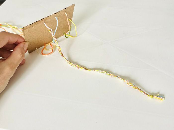 段ボールの端っこで『ミサンガ織り機』ができちゃった♡サクサク作れて楽しい～！