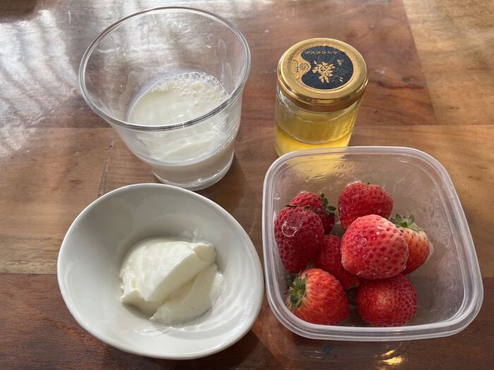 イチゴの『ヘタ』捨てないで。丸ごと食べちゃうのが大正解！？おいしく使い切る方法をチェック♪