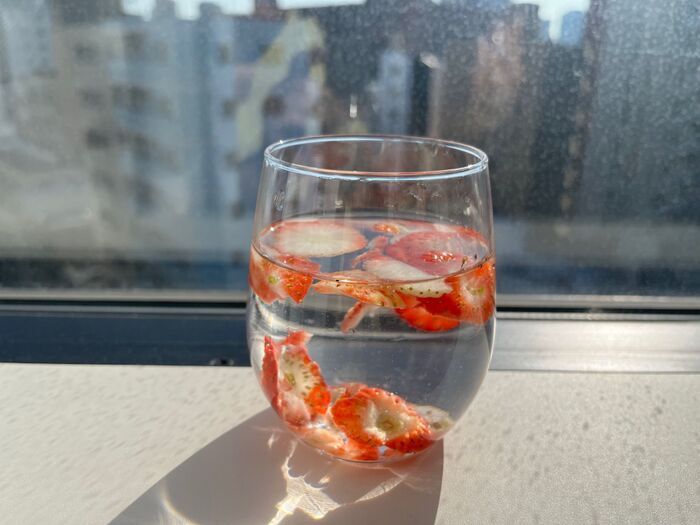 イチゴの『ヘタ』捨てないで。丸ごと食べちゃうのが大正解！？おいしく使い切る方法をチェック♪