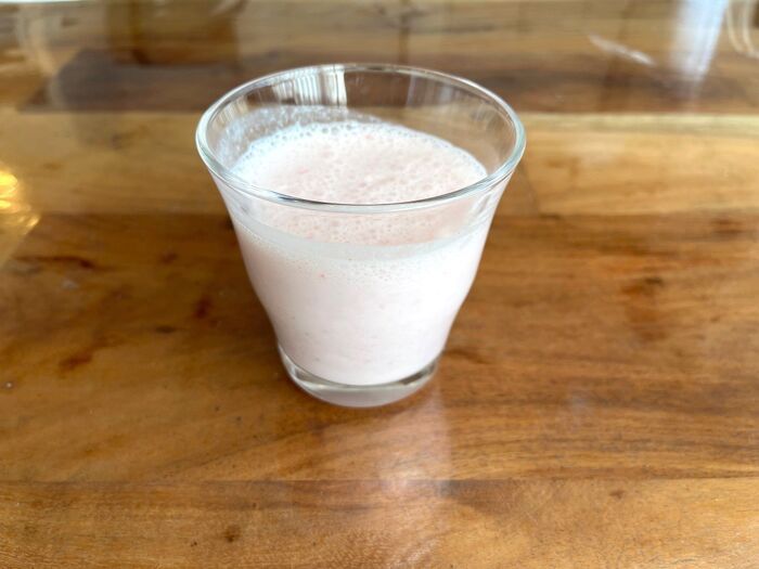 イチゴの『ヘタ』捨てないで。丸ごと食べちゃうのが大正解！？おいしく使い切る方法をチェック♪