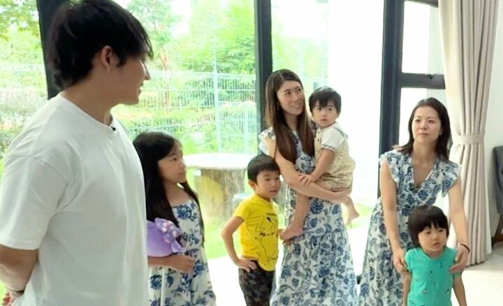 【写真・画像】2人の妻と4人の子どもと共同生活…“一夫多妻”の37歳男性の顔面に衝撃「ちょっと子どもっぽい」 1枚目