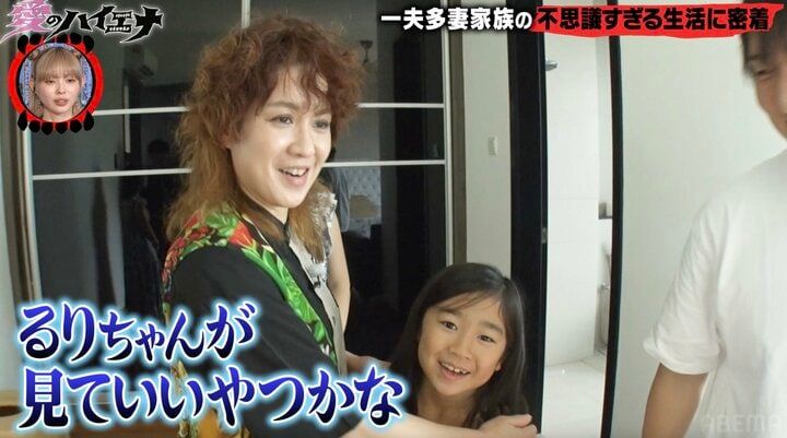 【写真・画像】“一夫多妻”の37歳男性 寝室ベッドに置かれたものに衝撃「娘ちゃんが見ていいやつかな？」 2枚目