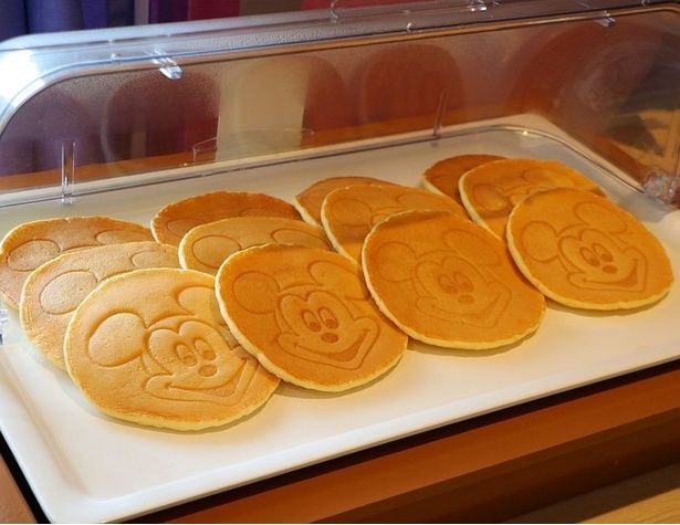 ブッフェ台に並ぶパンケーキ