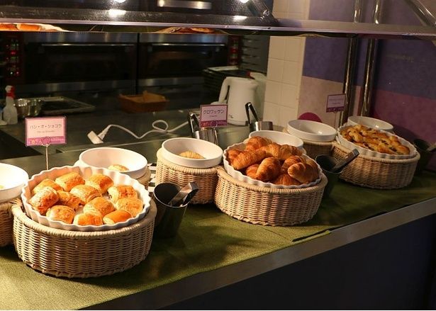 ホテルで焼き上げているパンも必食！