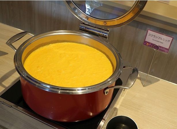 ホテルの朝食ファンに人気のあるスクランブルエッグ