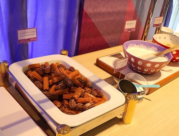 パークのメニューを思わせるチュロスも好評！
